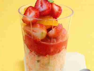 Erdbeer-Orangen-Margarita-Salat mit Zitronen-Minze-Eis