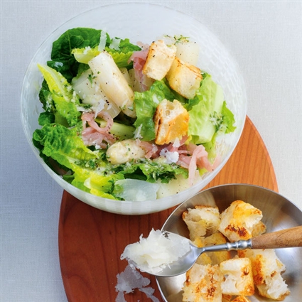 Romanasalat mit Spargel und Schinken