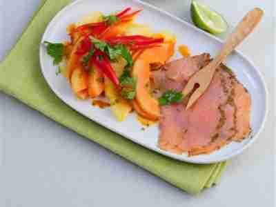 Ananas-Papaya-Salat mit Lachs