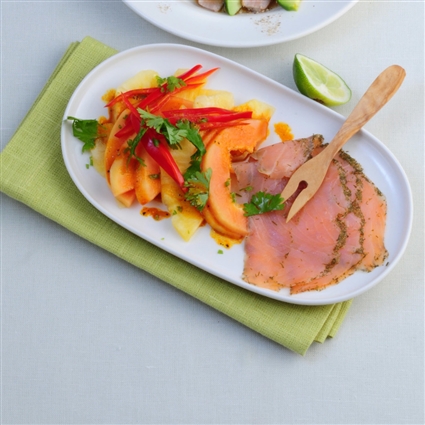 Ananas-Papaya-Salat mit Lachs
