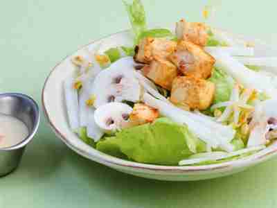 Eissalat mit Sprossen und Tofu
