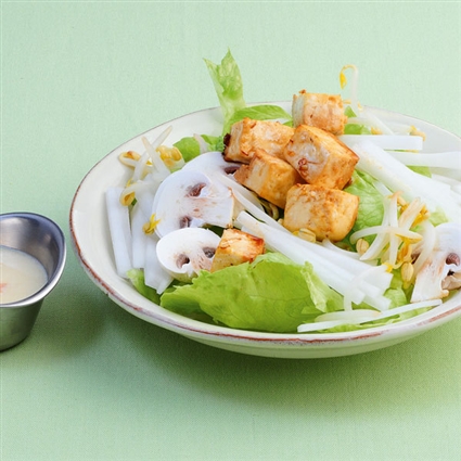 Eissalat mit Sprossen und Tofu