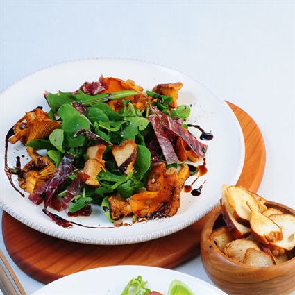 Brezen-Schwammerl-Salat mit Bresaola