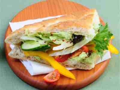 Salattasche mit Avocado-Dip