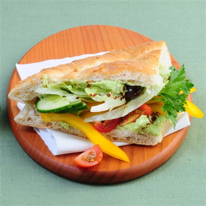 Salattasche mit Avocado-Dip