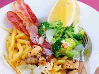 Spätzle-Salat mit Speck und Pilzen