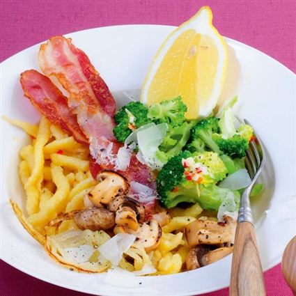 Spätzle-Salat mit Speck und Pilzen