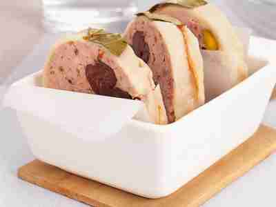 Landterrine mit Trockenpflaumen