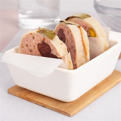 Landterrine mit Trockenpflaumen