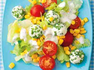 Maissalat mit Frischkäsekugeln