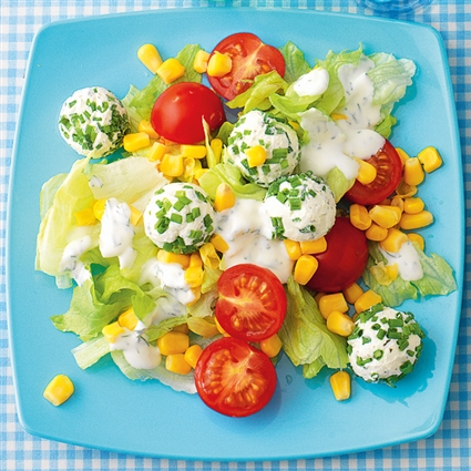 Maissalat mit Frischkäsekugeln