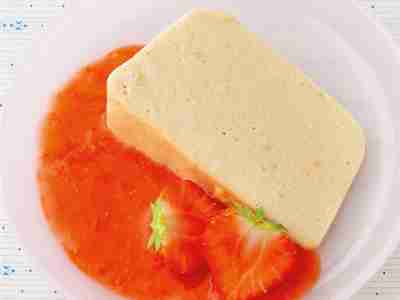 Grieß-Nuss-Pudding mit Erdbeersauce