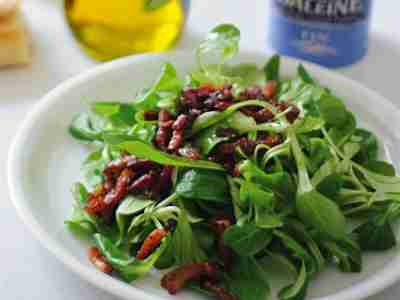 Feldsalat mit Speckwürfeln und Balsamico-Dressing