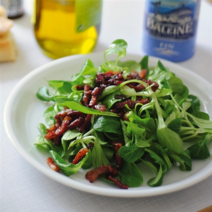 Feldsalat mit Speckwürfeln und Balsamico-Dressing