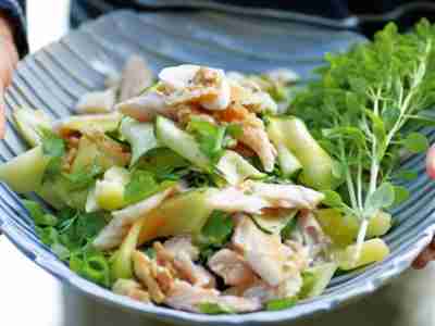 Räucherfischsalat mit Walnüssen