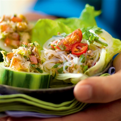 Glasnudelsalat im Salatblatt