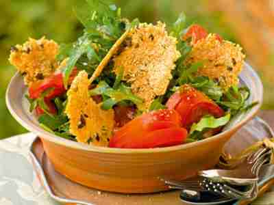Rucolasalat mit Parmesanchips