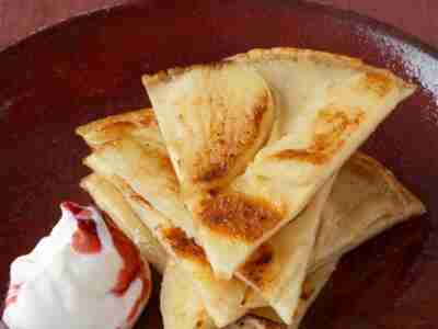 Apfel-Pfannkuchen mit Preiselbeercreme