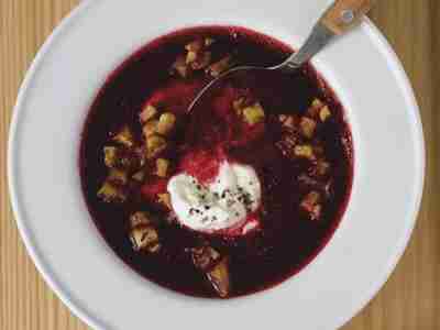 Rote-Bete-Suppe mit Röstkartoffeln