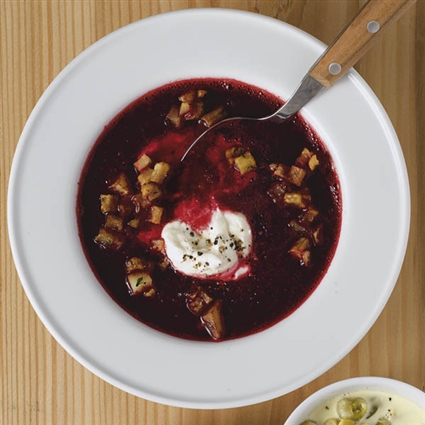 Rote-Bete-Suppe mit Röstkartoffeln