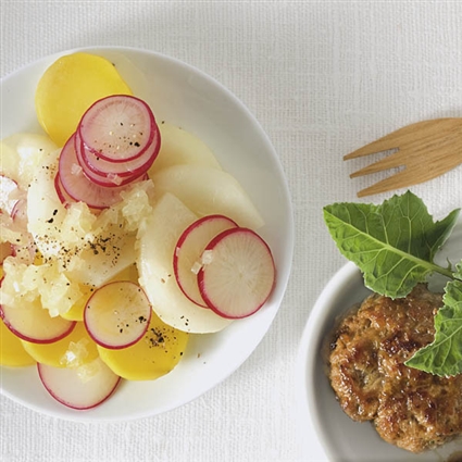 Lauwarmer Kohlrabisalat zu Frikadellen