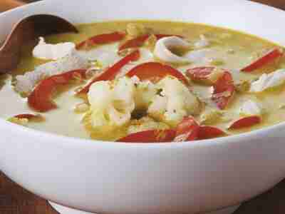 Blumenkohl-Kokos-Suppe mit Hähnchen