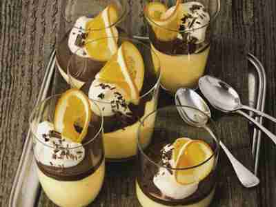 Orangencreme mit Schokosauce