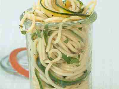 Zucchini-Nudelsalat