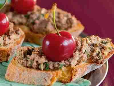 Leber-Crostini mit Pfefferkirschen