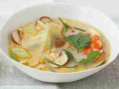 Thai-Kokos-Suppe mit Garnelen und Wan Tans