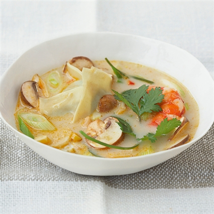 Thai-Kokos-Suppe mit Garnelen und Wan Tans