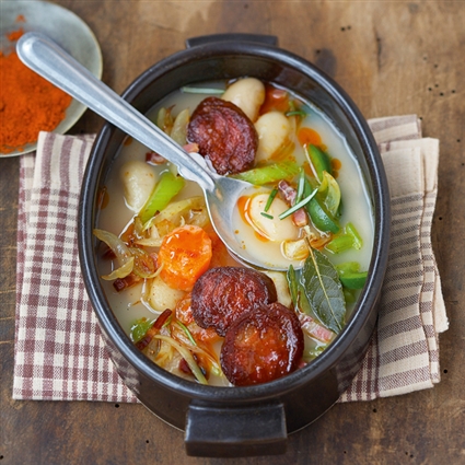 Spanischer Bohneneintopf mit Chorizo