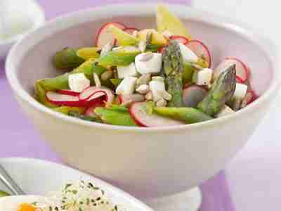 Lauwarmer Spargelsalat mit gerösteten Sonnenblumenkernen
