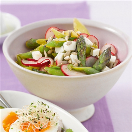 Lauwarmer Spargelsalat mit gerösteten Sonnenblumenkernen