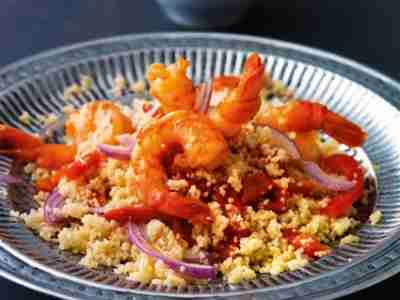 Couscoussalat mit Chili-Garnelen