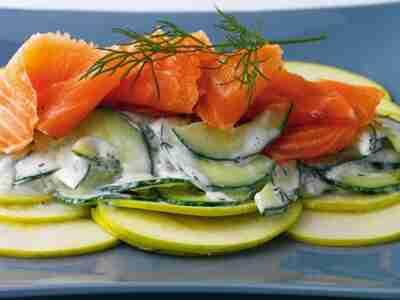 Apfel-Gurken-Salat mit Räucherlachs