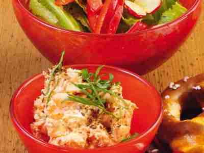 Schneller Italo-Obatzda mit Paprika-Radieschen-Salat