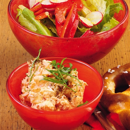 Schneller Italo-Obatzda mit Paprika-Radieschen-Salat