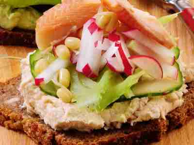 Schnelles Vollkornbrot mit Wasabi-Forellencreme