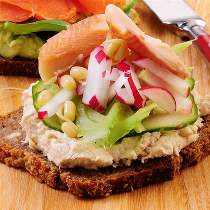 Schnelles Vollkornbrot mit Wasabi-Forellencreme