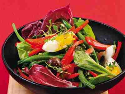 Schneller bunter Salat mit Bohnen und Eiern