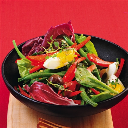 Schneller bunter Salat mit Bohnen und Eiern