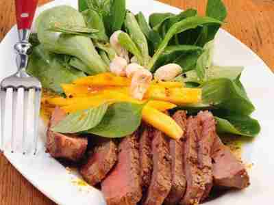 Schneller Feldsalat mit Mango und Steakstreifen