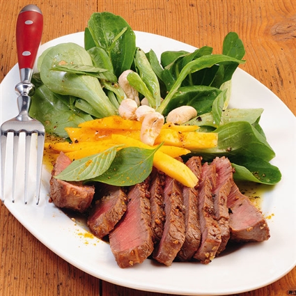 Schneller Feldsalat mit Mango und Steakstreifen
