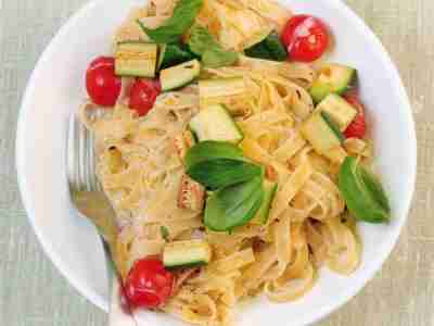 Schnelle Tagliatelle mit Tomaten-Wein-Sauce