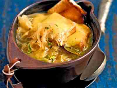 Französische Zwiebelsuppe mit Majoran und Raclettetoast