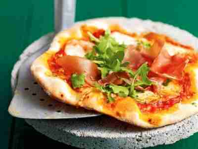 Hauchdünne Pizza mit Parmaschinken und Rucola