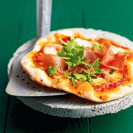 Hauchdünne Pizza mit Parmaschinken und Rucola