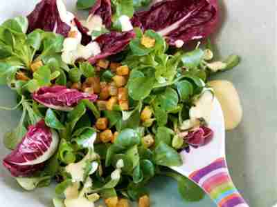 Feldsalat mit Radicchio und Kartoffel-Croûtons