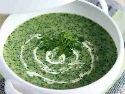 Kräftig grüne Kerbelcremesuppe
